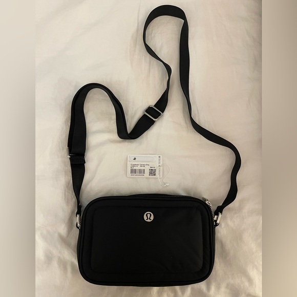 Lululemon Crossbody Camera Bag 2L (black) - Picture 5 of 9